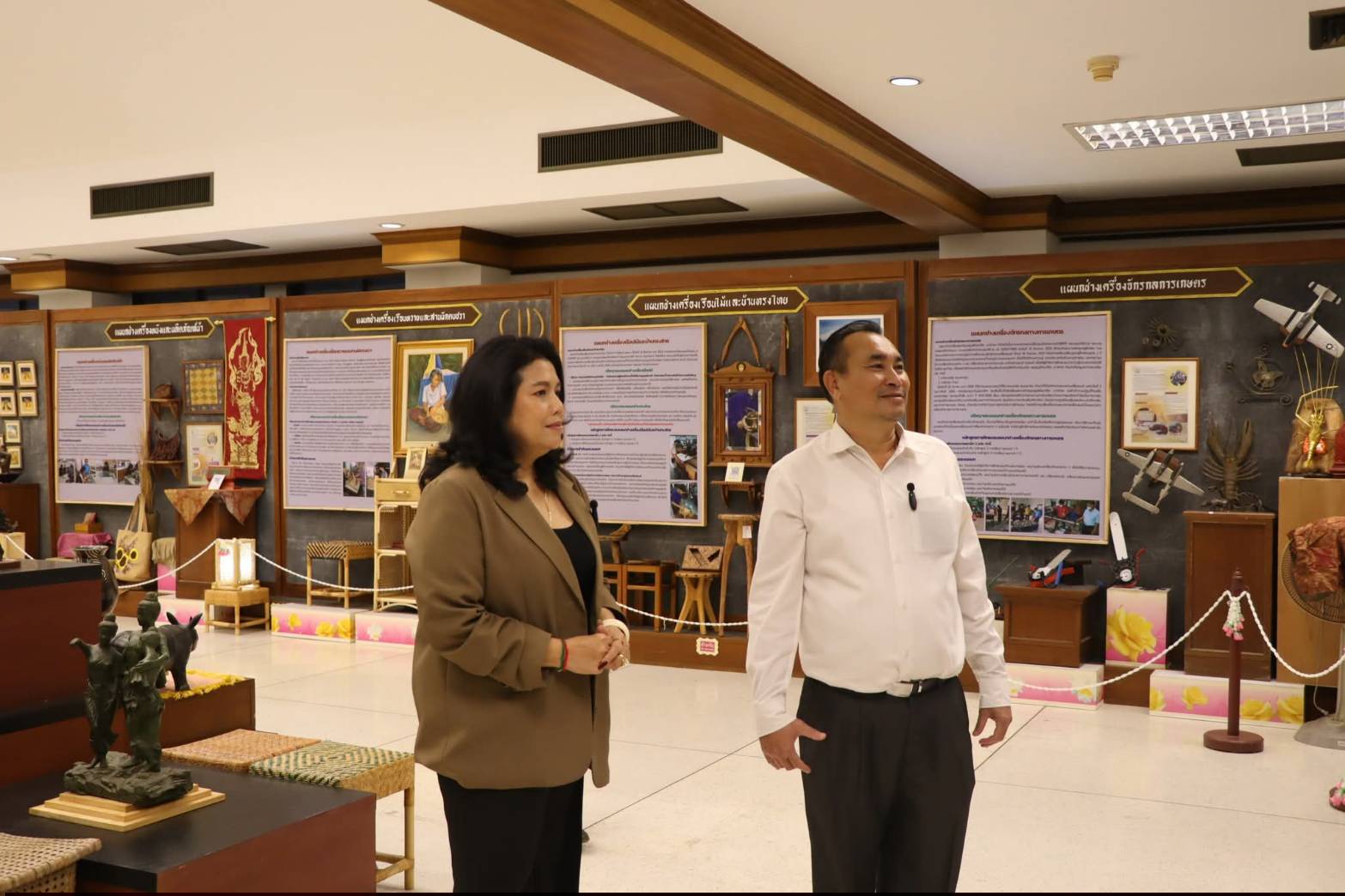 title - นายอำเภอบางไทร และคณะผู้บริหารท้องถิ่น ลงพื้นที่เยี่ยมชมสถานที่ภายใน ศูนย์ส่งเสริมและพัฒนาอาชีพเสริมนอกภาคการเกษตร (ศูนย์ศิลปาชีพบางไทรฯ (เดิม)) และแผนกฝึกอบรมทั้ง 12 แผนก